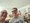 Bewohnerin und Mitarbeiterin machen ein Selfie