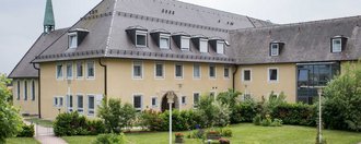 Aussenansicht: Theresianum Konnersreuth mit Parkanlage