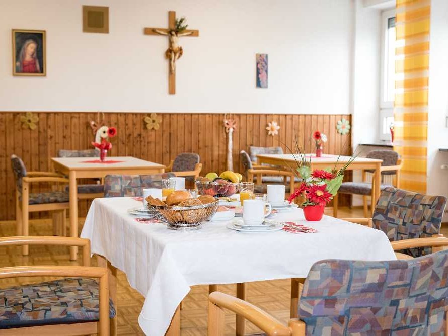 Gedecktes Frühstück im Essensraum - es sind noch keine Bewohner da 